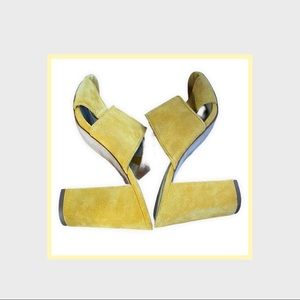 🚨Ann Taylor Mustard Mule Sandal🚨